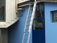 Extension ladders for roof access