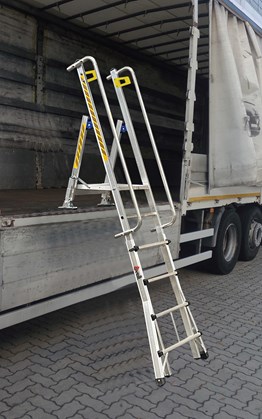 Escalera telescópica ajustable para acceso a camiones