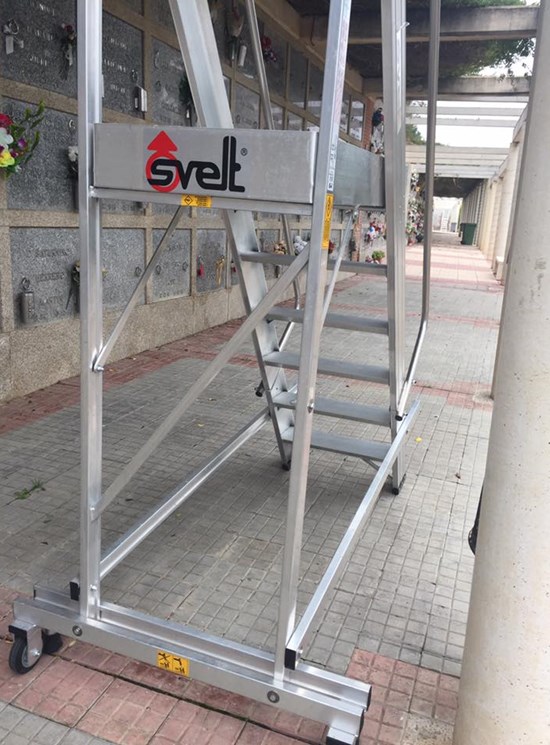 Castellana Maxi - Escalera con plataforma y peldaño ancho