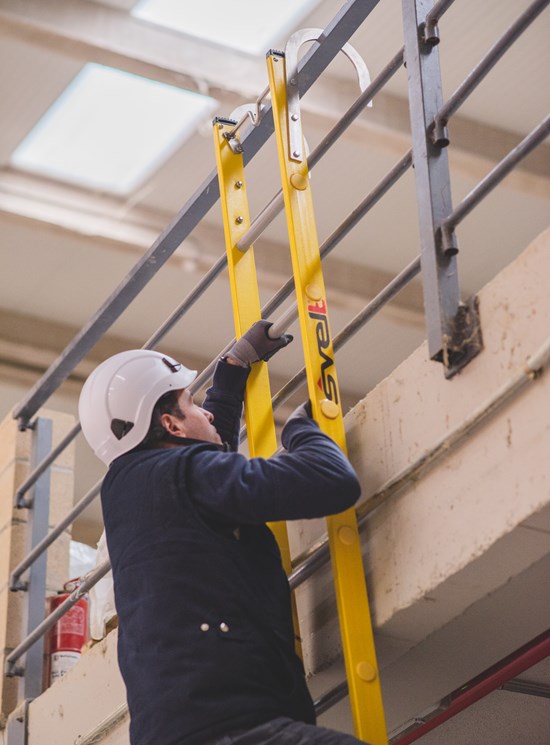 GANCHOS DE ASALTO PARA ESCALERAS DE FIBRA 1 TRAMO