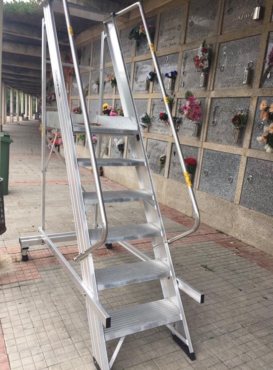 Castellana Maxi - Escalera con plataforma y peldaño ancho