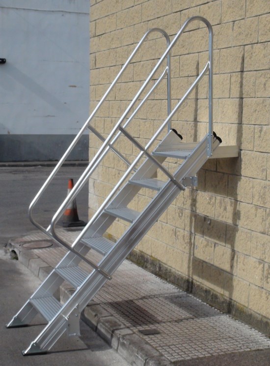 Стационарная лестница из алюминия для улицы